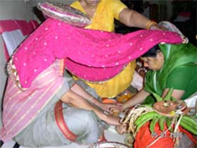 Mother Of The Groom Is Performing Silpoha With Her Jethani