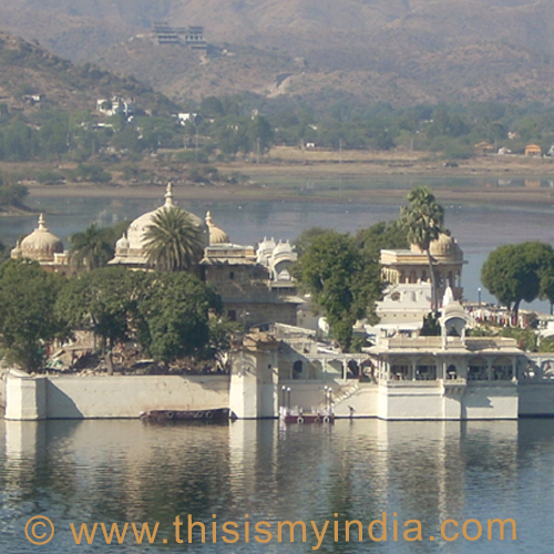 Pictures of India, Udaipur Mosque Pichola Lake