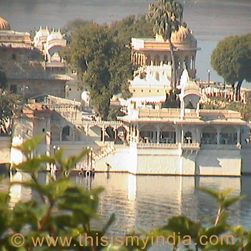 Pictures of India, Udaipur Palace Lake Pichola 1